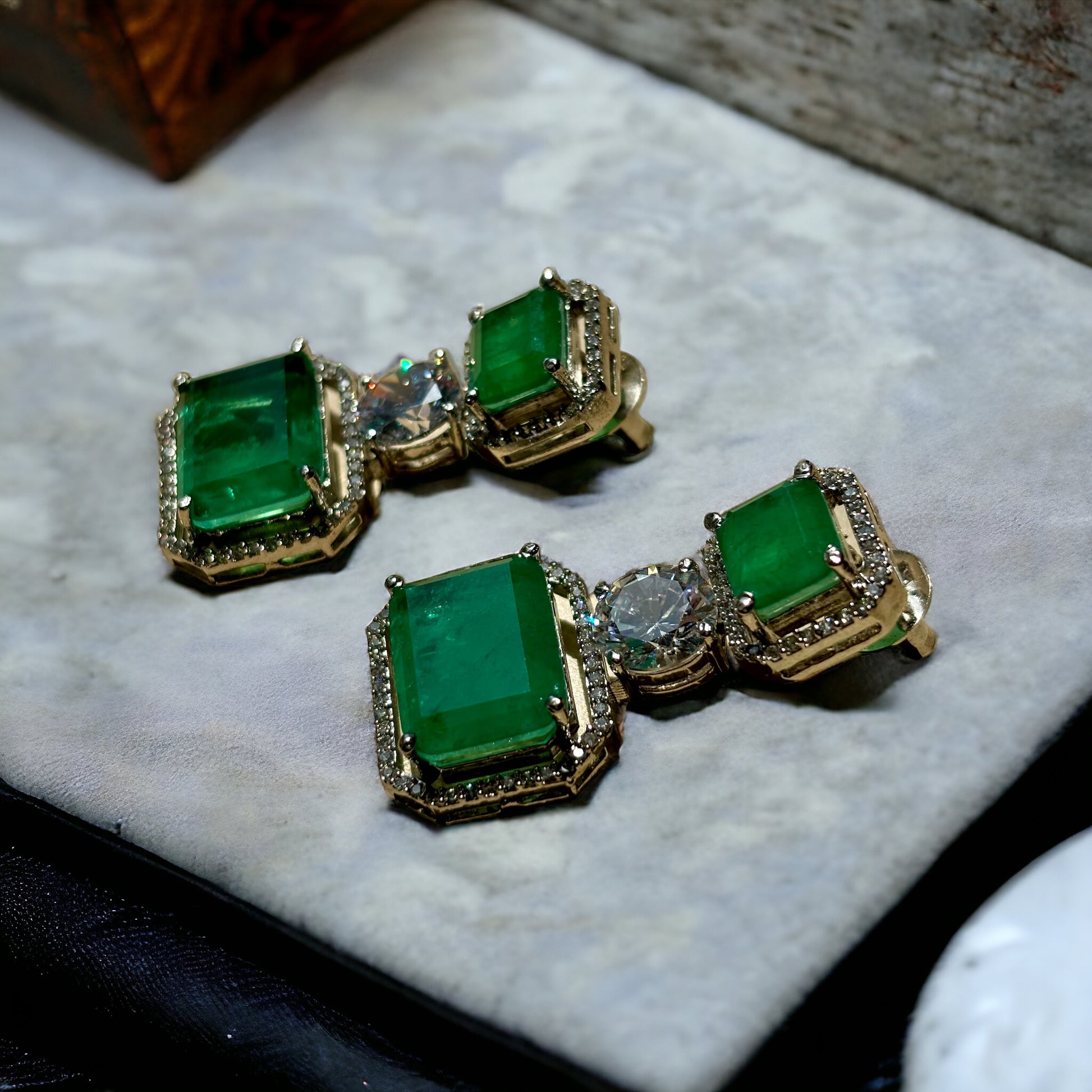 Emerald Green Doublets with Diamonds - Juwelen